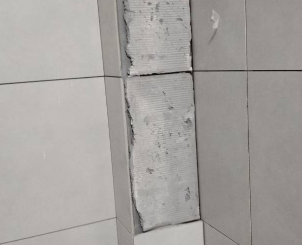 许昌瓷砖空鼓维修公司分享下瓷砖施工前基层浇水润湿程度不足，可能导致以下问题