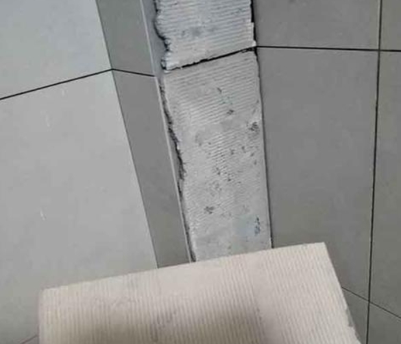 许昌瓷砖空鼓维修公司分享下厨房瓷砖脱落的补救措施。